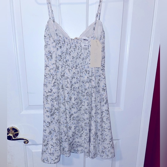 Selling a floral summer dress from store Her Closet - Picture 2 of 2